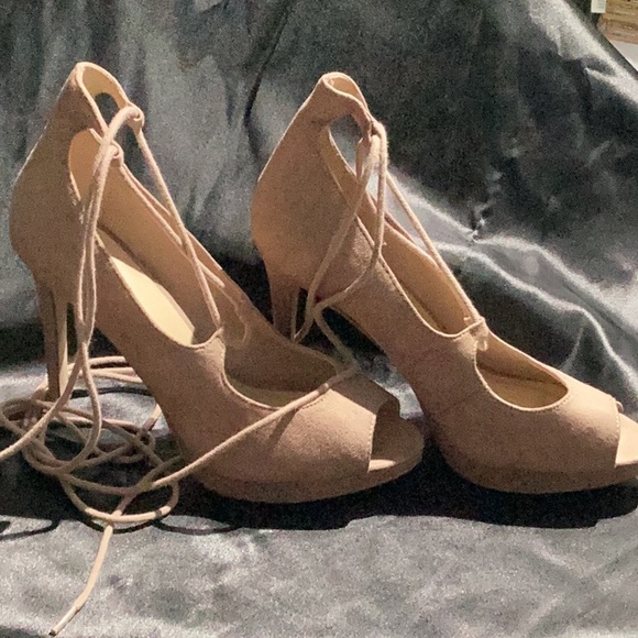 Women’s taupe heels size 8 with tie up laces. - Picture 3 of 7